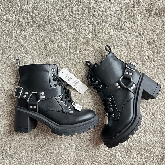 No Boundaries Black Combat Boots - Picture 2 of 5